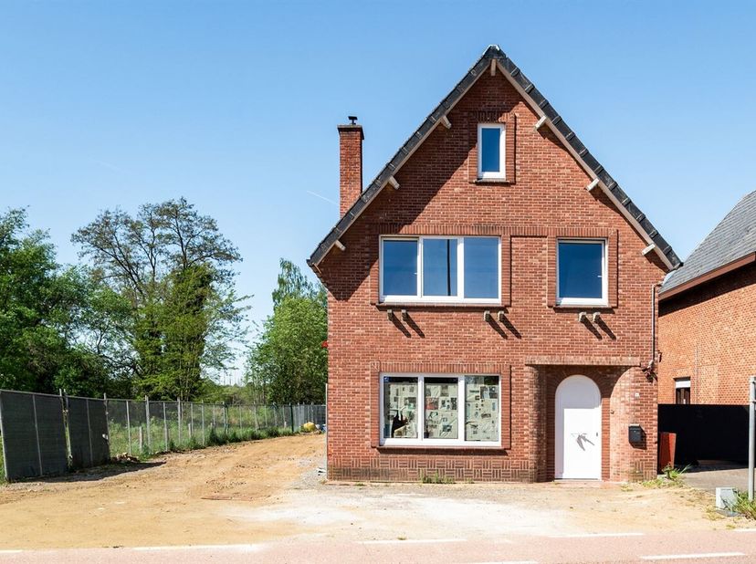 Deze karaktervolle woning uit 1956 is gelegen in het groene en rustige Zelem (Halen) en combineert landelijke charme met een uitstekende bereikbaarhei
