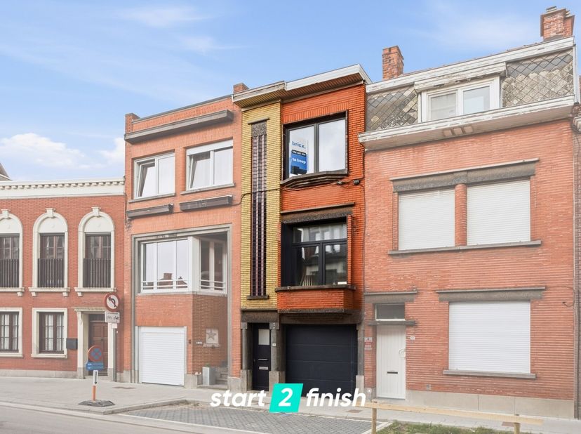 Deze ruime gerenoveerde woning met EPC A is klaar voor de toekomst en biedt ruimte voor het hele gezin!<br />
De indeling is als volgt:<br />
Op het g