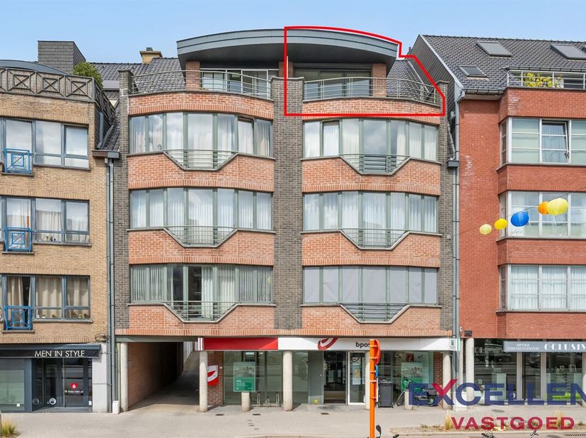 Dit aangename duplex appartement is gelegen in het centrum van Deinze en geniet van een bijzonder mooie ligging met prachtig uitzicht op de Leie. Dank