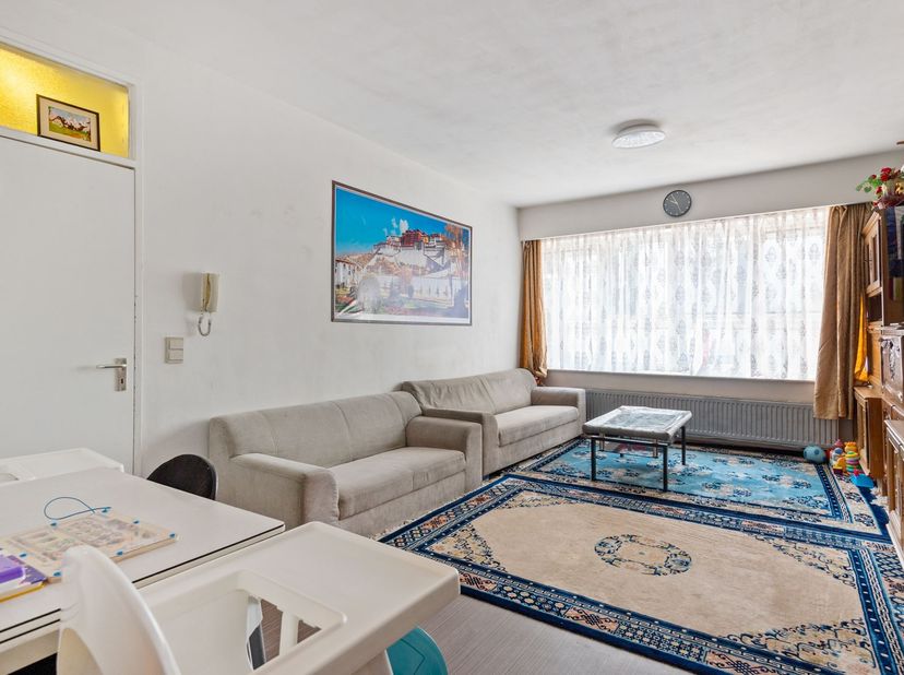Ligging: Dit appartement geniet van een centrale ligging in Antwerpen, nabij het Stuivenbergpark en het Sint-Jansplein. In de directe omgeving vindt u