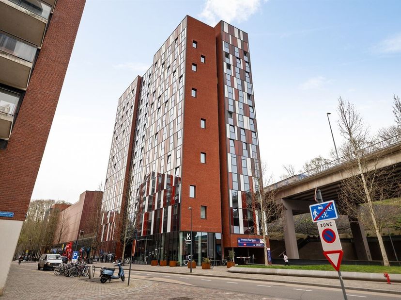 Deze gemeubileerde kamer is uitstekend gelegen aan de Vaart, op korte afstand van het centrum van Leuven en vlakbij een park. Dankzij de vlotte verbin