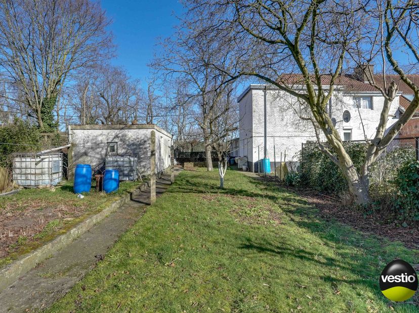 RUSTIG GELEGEN WONING MET 4 SLAAPKAMERS<br />
<br />
Deze verrassend ruime woning is gelegen langs de rustige Staatstuinwijk in Winterslag. Een centra
