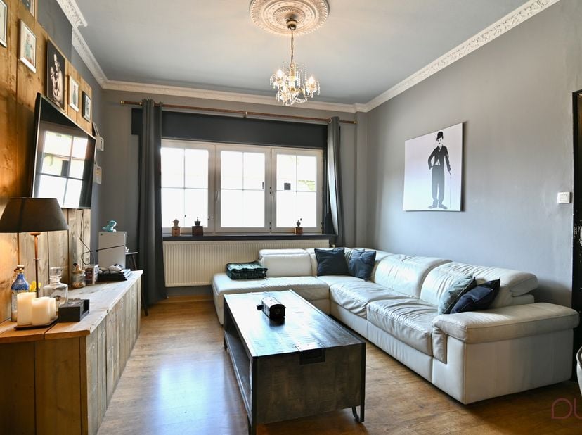 Achter deze charmante gevel bevindt zich een zo goed als instapklare woning. Ideaal voor een koppel starters, of als investeringspand om te verhuren.<