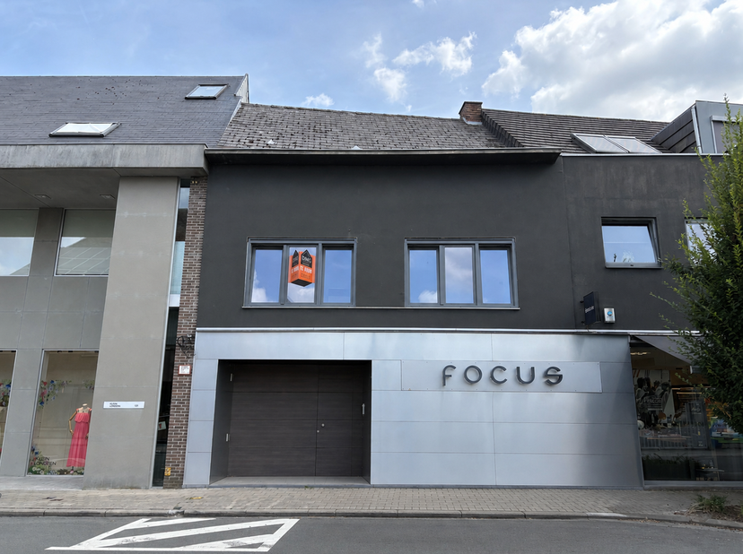 Deze charmante woning is gelegen in het centrum van Eine en combineert ruimte, comfort en een praktische indeling. Dankzij de vier slaapkamers en de a