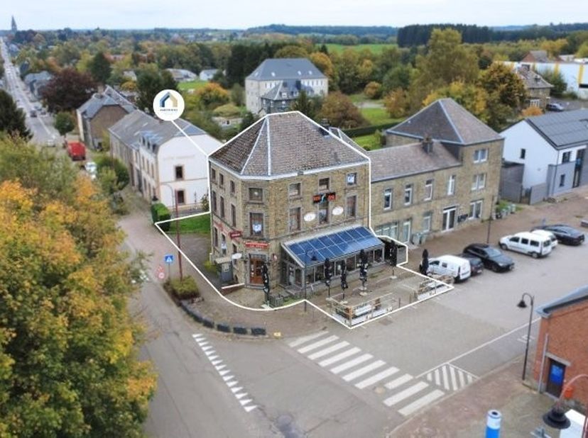 Cet immeuble de rapport se compose de trois unités&amp;nbsp;: deux appartements et un rez-de-chaussée commercial, avec la possibilité de l’aménager en tro