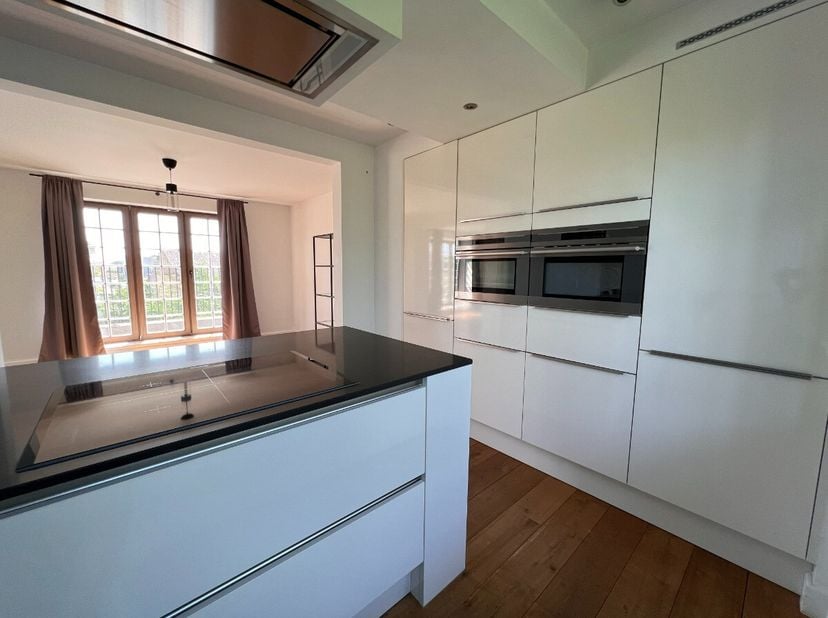 Instapklaar duplexappartement met 2 slaapkamers en 2 autostaanplaatsen in Herk-de-Stad.Voor meer informatie ga naar: https://www.era.be/nl/te-huur/her