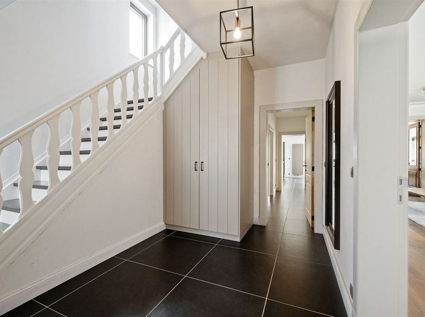 Prachtig gerenoveerde gezinswoning met 4 slaapkamers in Geel<br />
Locatie:<br />
Deze prachtig gerenoveerde woning is rustig gelegen aan de Zammelsew