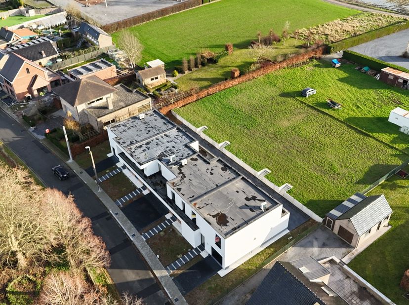 In de Ieperstraat te Kortemark vinden we dit prachtig nieuwbouwproject waarbij 2 halfopen woningen &amp;amp; 2 gesloten woningen beschikbaar zijn. De woni
