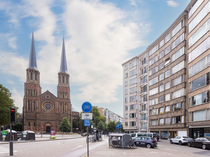 Op een absolute toplocatie, tegenover het Stadspark, bevindt zich dit stijlvol en grondig gerenoveerde appartement van ca. 125 m², gelegen op de 7de v