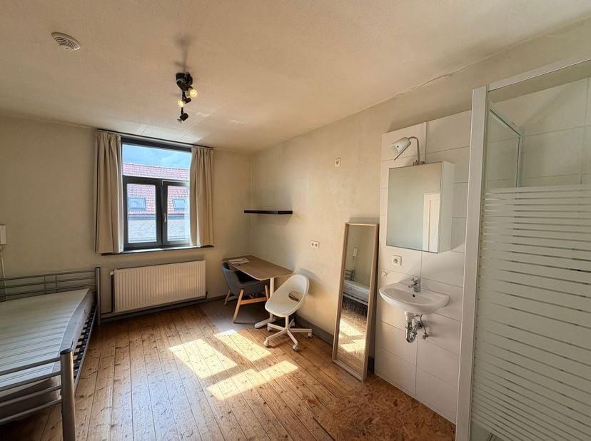 ENKEL VOOR STUDENTEN - ONLY FOR STUDENTS<br />
<br />
Deze gemeubelde studentenkamer is centraal gelegen in Antwerpen. De kamer beschikt over een la
