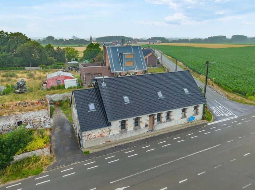 Easyhome biedt u deze vrijstaande woning met 3 slaapkamers aan, ideaal gelegen aan de Pavé d'Ath 142 te 7830 Opzullik, in een rustige omgeving die een