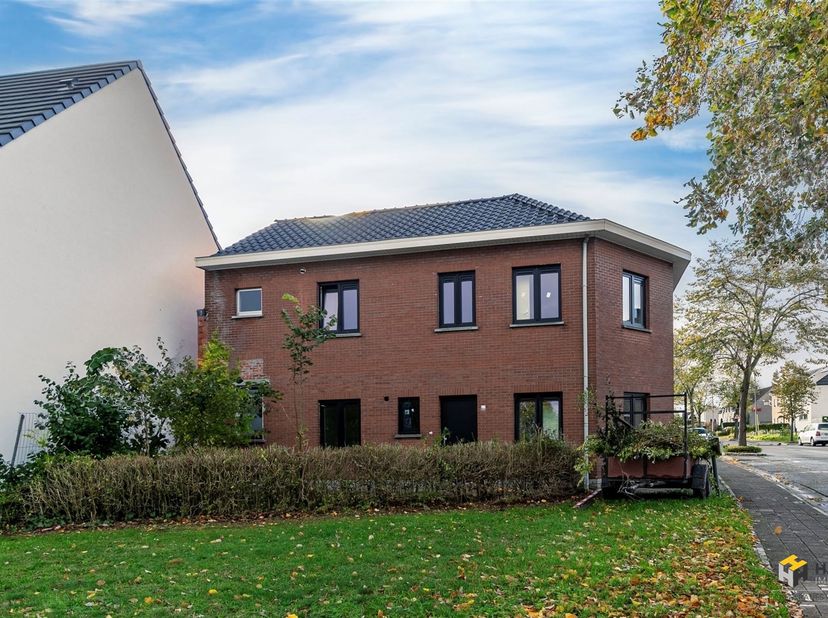 Maison d'habitation rénovée (248 m²) avec garage et entrepôt à Bornem.<br />
<br />
La propriété jouit d'une situation favorable le long de la Puurs