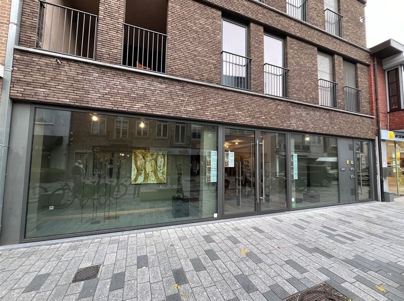 Ruime handelsgelijkvloers te huur in het hartje van Lommel.<br />
Ligging: Zeer gunstige locatie die geniet van veel passage in het centrum van Lommel