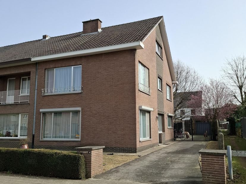 Deze halfopen en ruime woning bevindt zich in de Banneuxwijk te Hasselt. <br />
Deze locatie biedt verschillende voordelen door de zeer gunstige liggi