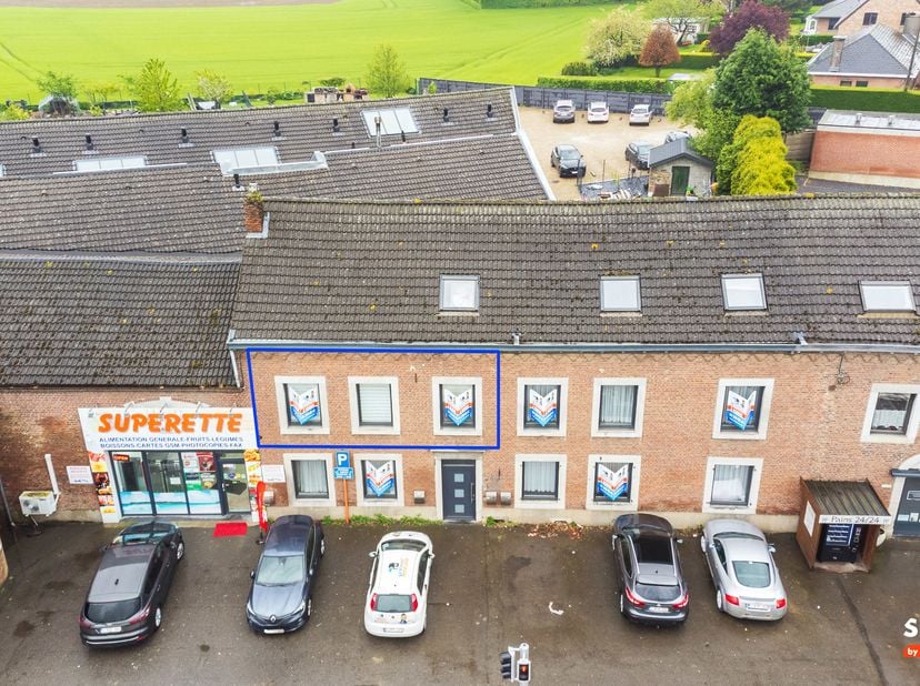 L'agence Skyimmo a le plaisir de vous présenter ce superbe appartement idéalement situé à Juprelle. Cet appartement se compose comme suit :<br />
1er: