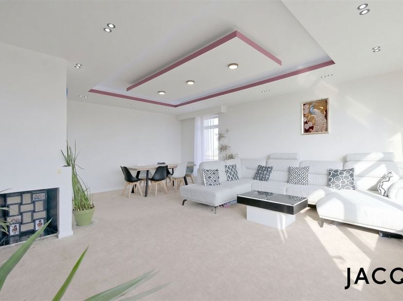 JACQ. Real Estate stelt u graag dit mooi appartement voor op een toplocatie nabij het stadscentrum van Antwerpen. <br />
<br />
U komt binnen in de