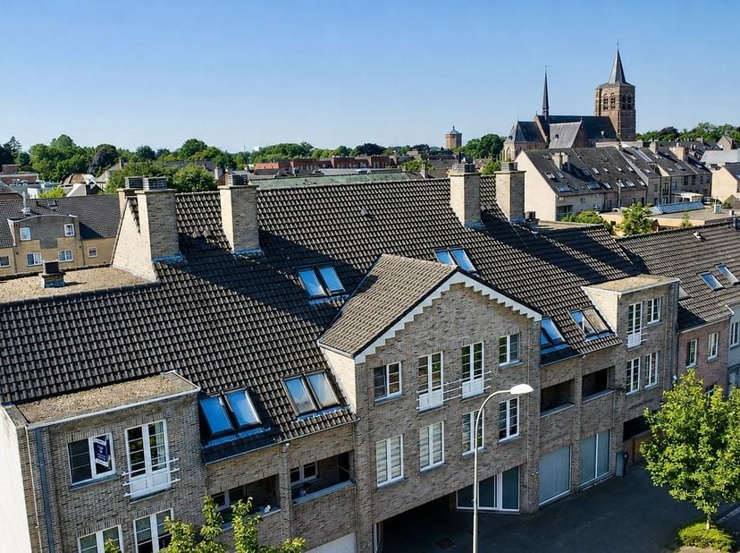 Bent u op zoek naar een interessante investering of een ruim appartement op een centrale ligging in Lommel? Dan is dit verzorgde dakappartement van ca