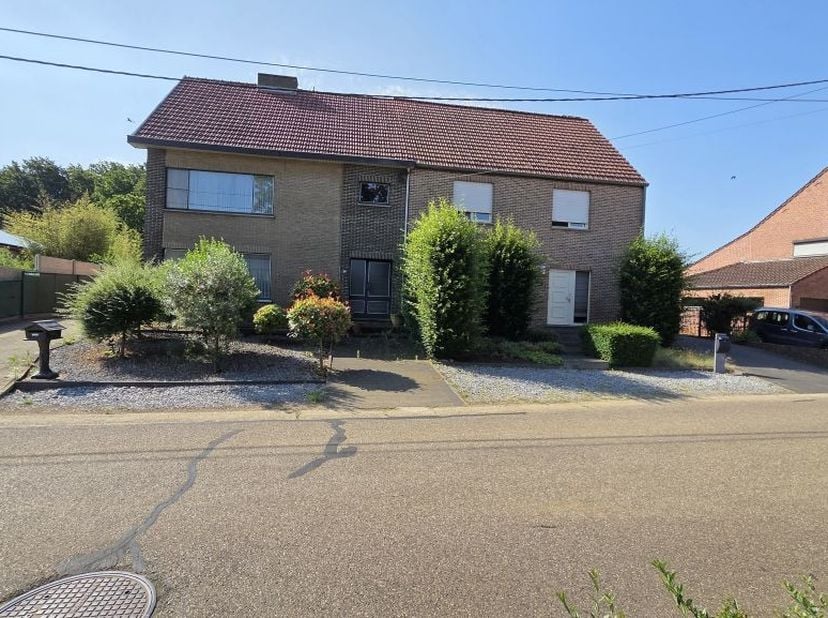 Beringen: Charmante gezinswoning met 3 à 4 slaapkamers en volop mogelijkheden, gelegen op een ruim perceel van 8a 20ca.<br />
<br />
Bent u op zoek na