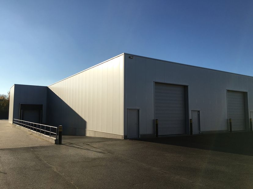 Recent magazijn van 1050m² met laadkade, gelegen op het industrieterrein van Opglabbeek. Zeer goede verbinding met de E314 (Brussel - Genk - Aken).<br