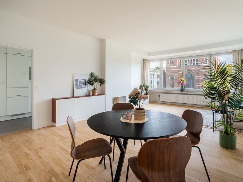 Hou je van het bruisende stadsleven en wil je alles binnen handbereik? Dit ruime en aangename appartement op de vierde verdieping ligt op wandelafstan