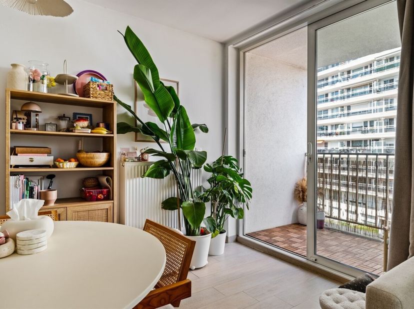 Instapklaar appartement met 2 slaapkamers, terras en autostaanplaats!<br />
Ligging<br />
Dit appartement is gelegen in de rustige Frieslandstraat in
