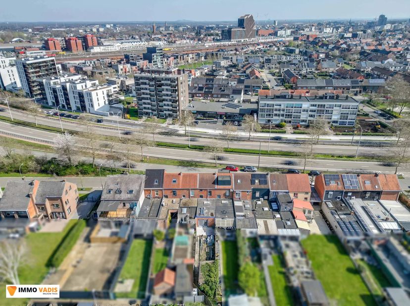 Deze energiezuinige woning met drie slaapkamers en zuidgerichte tuin ligt op een toplocatie, vlakbij het centrum van Hasselt.<br />
De recent volledig