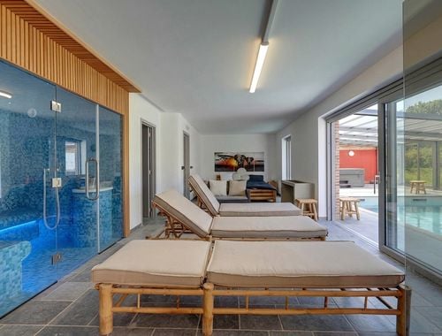                                        Complexe spécial à vendre à Ath, € 645.000
