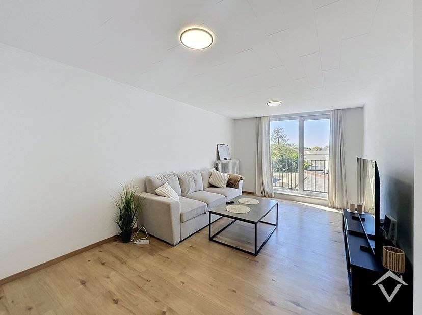 Dit ruim duplex-appartement van ca. 94 m² is centraal gelegen in het hart van Torhout, op wandelafstand van scholen, winkels en openbaar vervoer. Dank