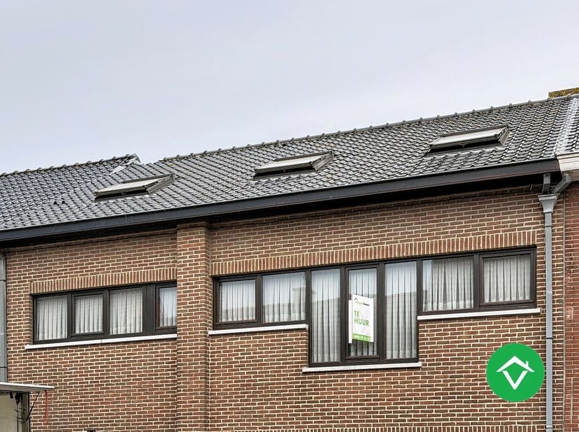 Dit duplex appartement is gelegen te Handzame en bestaat uit: inkomhal - living - keuken - berging - wasplaats - garage - afzonderlijk toilet - 2 slaa