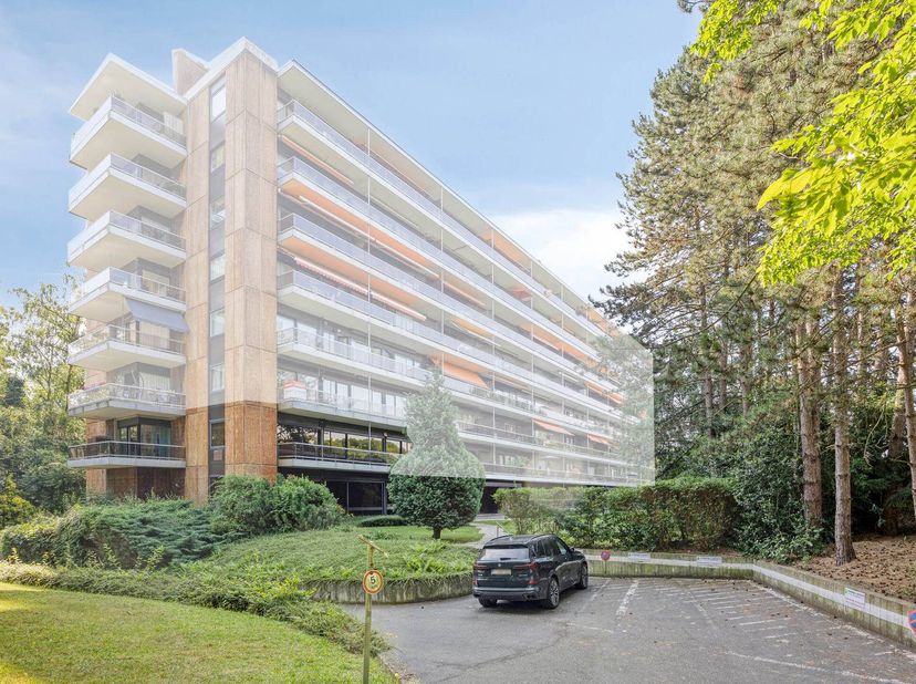 De kantoren maken deel uit van een appartementsgebouw met zeven bouwlagen. Ze zijn verdeeld over drie niveaus: een kelder, het gelijkvloers en de eers