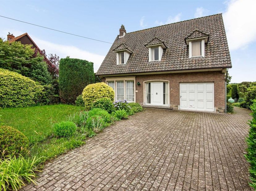 Deze open bebouwing is gelegen in de Groenselstraat te Waasmunster, een rustige en groene omgeving met een vlotte bereikbaarheid naar het centrum, win
