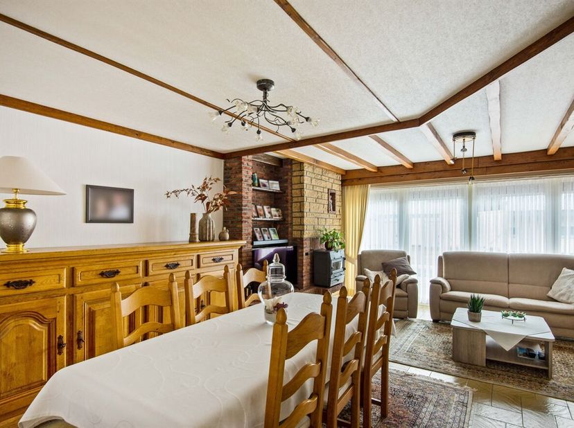 Deze goed onderhouden driegevelwoning is gelegen in het rustige en residentiële Moerzeke en combineert comfort, ruimte en een aangename woonkwaliteit