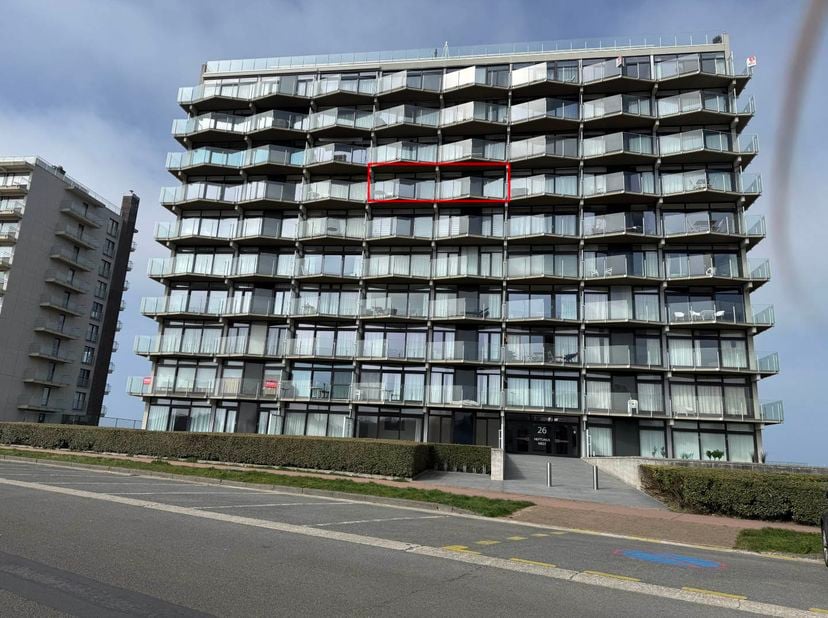 Dit ruime, verzorgde en gemeubelde appartement van 56 m² voor 5 personen is gelegen op een uitzonderlijke locatie in De Panne, waar rust, natuur en ku