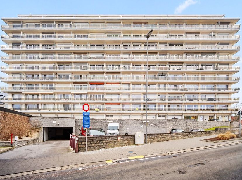 Dit appartement is goed gelegen in het centrum van Tienen met alle benodigdheden vlakbij (winkel, school,...). Zeer makkelijk bereikbaar via E40 (Luik