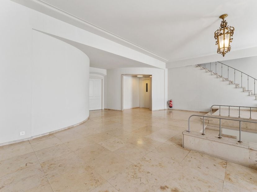 Dit exclusief appartement maakt deel uit van een voormalige doktersvilla die in 2012 werd omgevormd tot vier luxueuze residentiële eenheden. Dankzij d