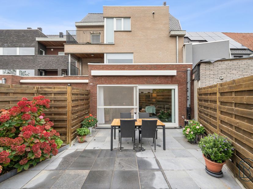 Recent en perfect instapklaar appartement met zuidgericht terras, garagebox en parkeerplaats, centraal gelegen in een aangename buurt! Dit modern afge
