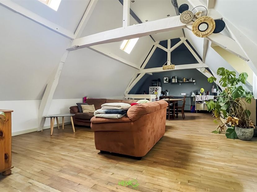 Situé dans une copropriété pleine de charme, cet appartement 1 chambre de 69 m² séduit par son cachet et son potentiel. <br />
Véritable cocon alliant