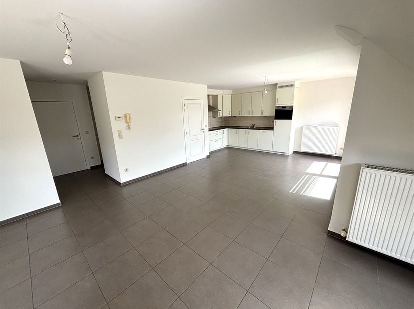 Appartement de 2 chambres économe en énergie avec un très grand débarras en sous-sol<br />
<br />
Situation : Emplacement très calme, au centre de Mee