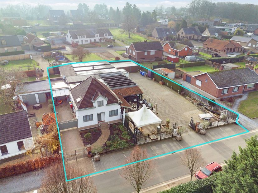 Op zoek naar een uitzonderlijke eigendom waar wonen, ondernemen en visie samenkomen? Dan is dit gunstig gelegen multifunctioneel pand precies wat u zo