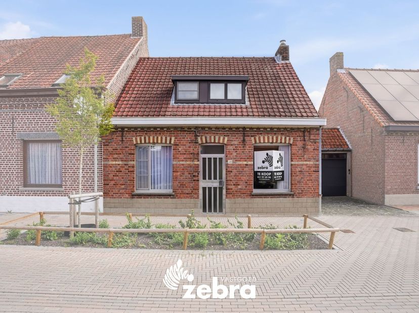 Deze te renoveren woning is rustig gelegen in een aangename, residentiële buurt in Pittem, met een vlotte verbinding naar het centrum en omliggende ge