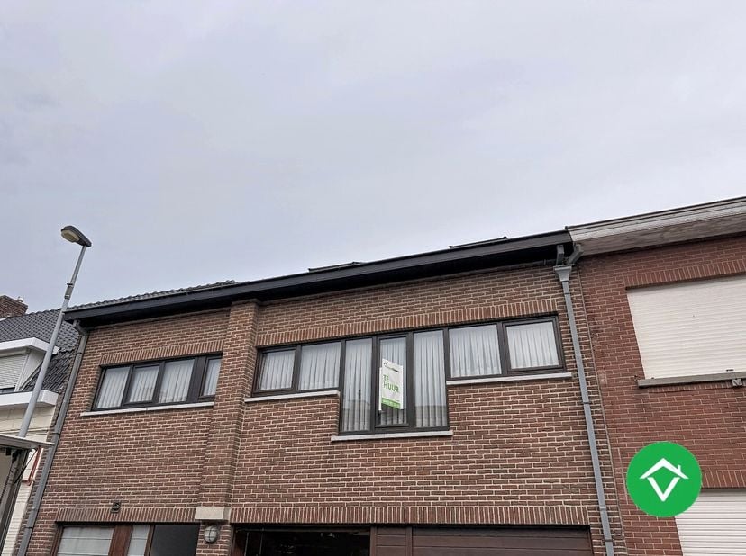 Dit duplex appartement is gelegen te Handzame en bestaat uit: inkomhal - living - keuken - berging - wasplaats - garage - afzonderlijk toilet - 2 slaa