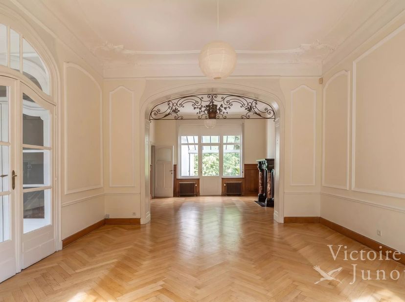 Voorgesteld door Alexandra Dewitte Tel: 0473/84.61.61 of alexandra.dewitte@victoire.be<br />
Victoire Junot biedt u aan op WOLUWE-SAINT-LAMBERT, in de