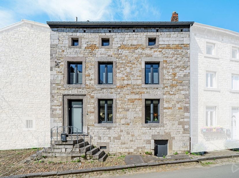We Invest Ourthe-Amblève vous présente cette charmante maison située à Comblain-la-Tour.<br />
Son rez-de-chaussée, entièrement rénové en 2021, vous s