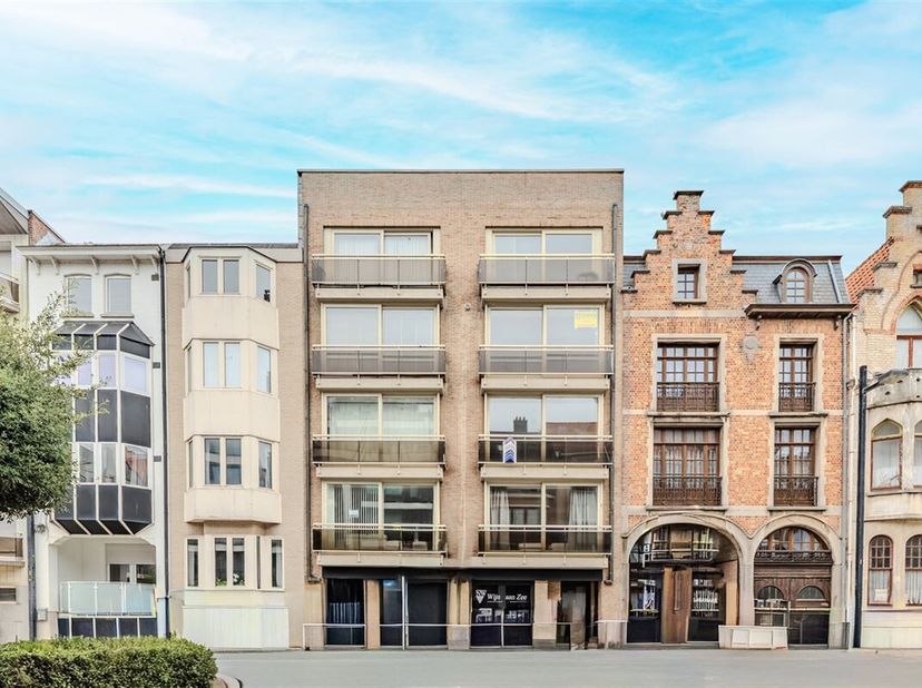 L'appartement L'aube 0202, situé au 7 Jean Van Hinsberghstraat à Middelkerke, bénéficie d'un emplacement central à quelques pas des commerces et de la