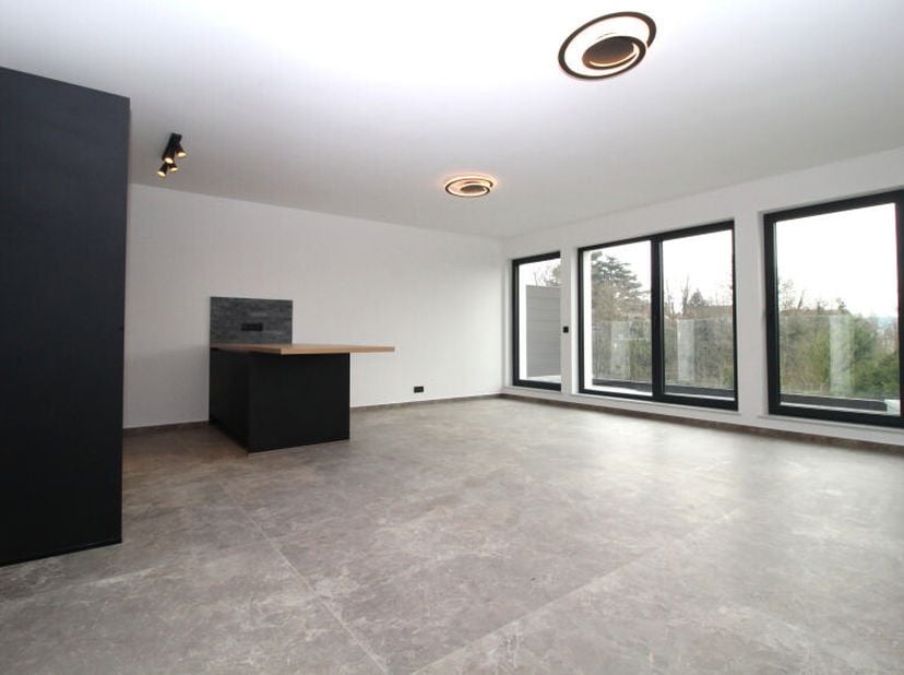 Uccle, à deux pas des commerces et des transports en communs, dans un nouvel immeuble, superbe appartement de +/- 90m² pour une première occupation, a