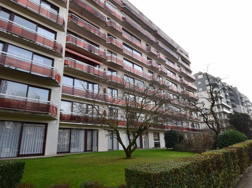 Louis Mettewielaan 56 : Ruim, te renoveren appartement van  70 m2 met een terras van 11 m2 en kelder bestaande uit inkomhal, badkamer, 1 slaapkamer, l