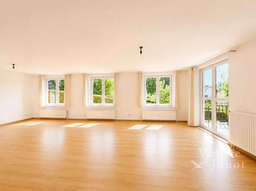 Voorgesteld door Debora Peruch Tel : 0476/71.28.17 ou debora.peruch@victoire.be<br />
Victoire Junot biedt u dit prachtige huis met 4 zijden aan, idea