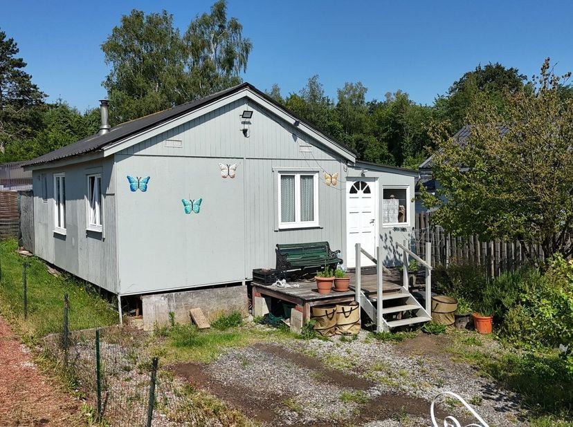 Situé dans un domaine résidentiel sur les hauteurs d’Hastière, ce chalet à rénover, implanté sur une parcelle privative de ± 250 m², séduira les amate