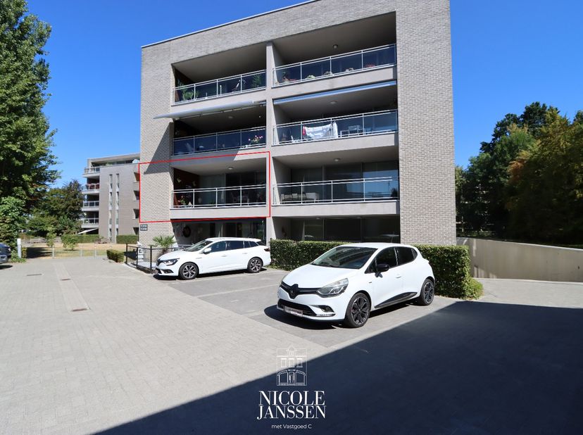 Dit instapklaar appartement van ca. 102m² met maar liefst 3 slaapkamers,  mooi overdekt terras en twee autostandplaatsen ligt op de eerste verdieping