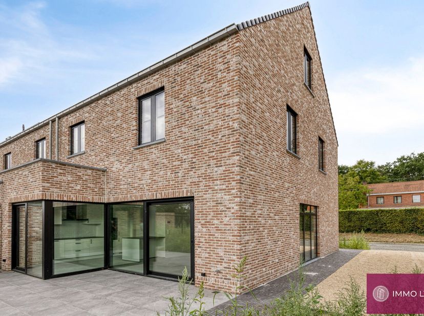 Deze pas gebouwde halfopen bebouwing is volledig instapklaar en afgewerkt met oog voor detail. De woning beschikt over een lichtrijke leefruimte met o